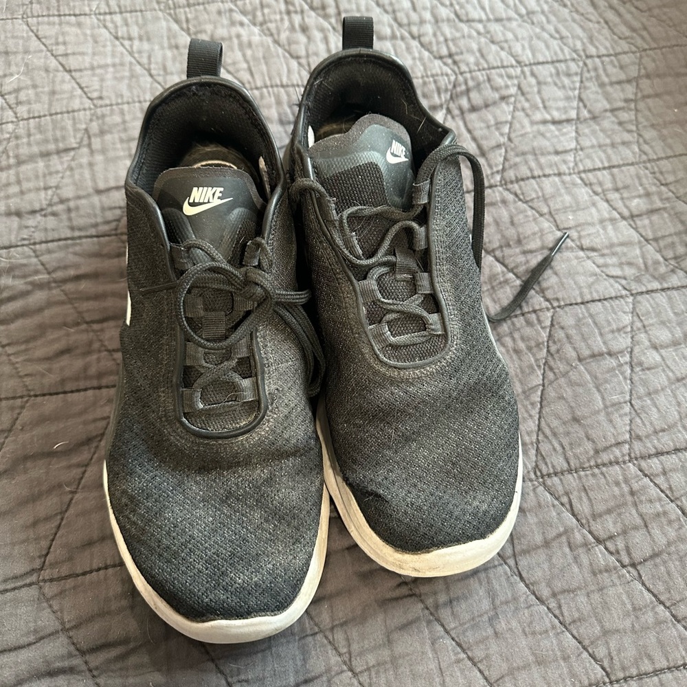 Women’s Air Max Motion size 8.